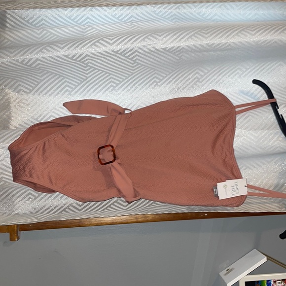 New One piece - Picture 1 of 3